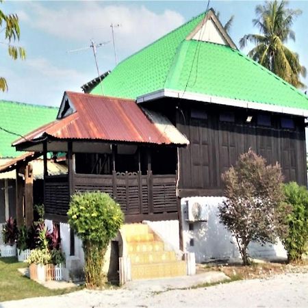 Oyo Home 90495 Homestay Kampung Kota Aur Сунгай Петани Екстериор снимка